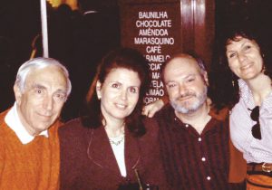 参议员弗兰克·劳滕伯格，他的fiancée(现在的妻子)邦妮，你真诚的和我的妻子艾琳在葡萄牙里斯本。