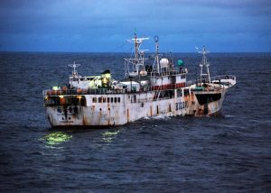 800 px - us_navy_090817 g - 6414 e - 003 _u_feng _a_Taiwanese-flagged_fishing_vessel_suspected_of_illegal_fishing_activity _moves_through_the_water