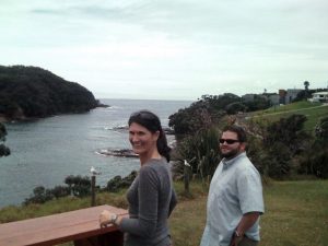 雷竞技app官方版下载ios2011年，海洋保护研究所的科学家莎拉·麦克斯韦博士和约翰·吉诺特博士俯瞰着新西兰的利海洋保护区