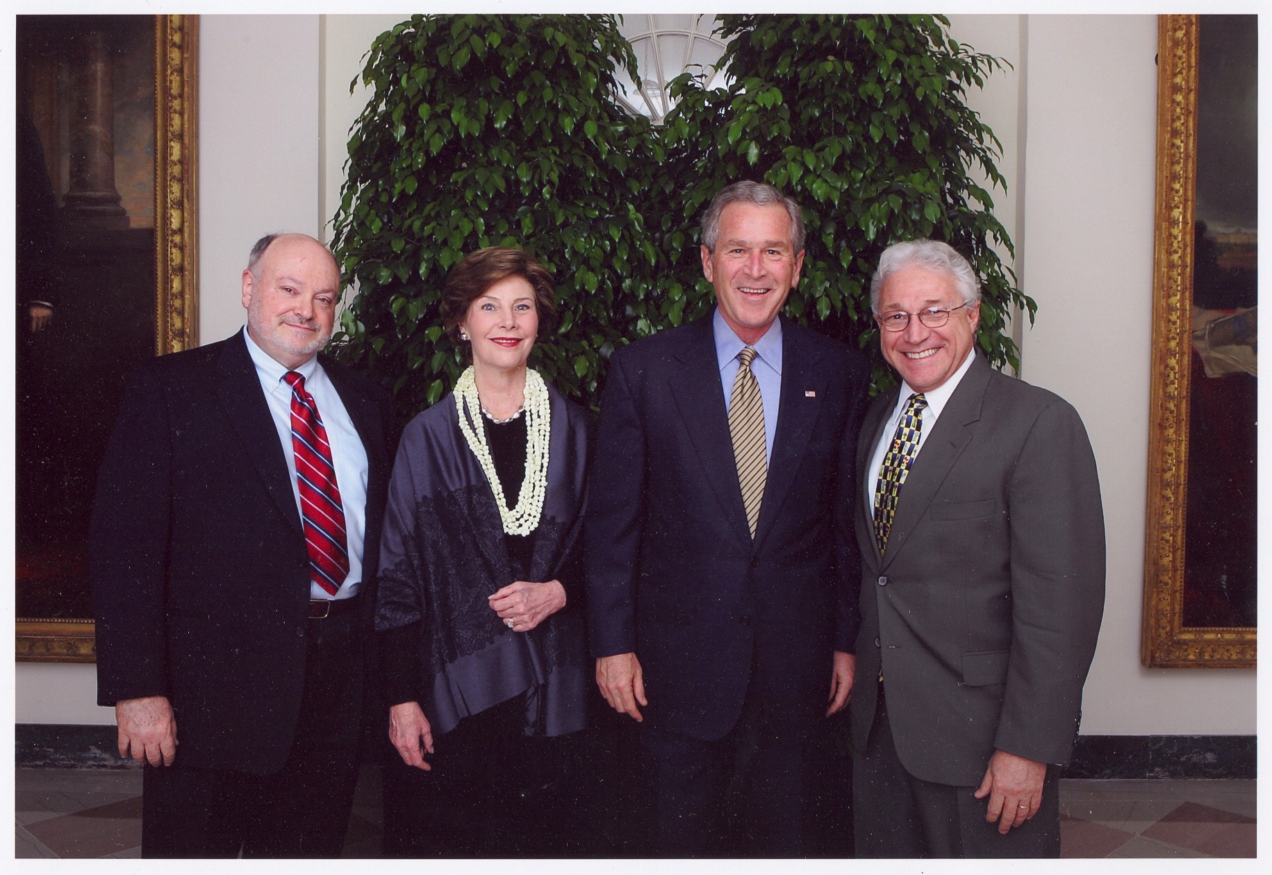 雷竞技app官方版下载ios海洋保护研究所创始人埃利奥特·诺斯博士与乔治·w·布什总统、第一夫人劳拉·布什以及前国会议员兼海洋保护研究所名誉董事吉姆·格林伍德