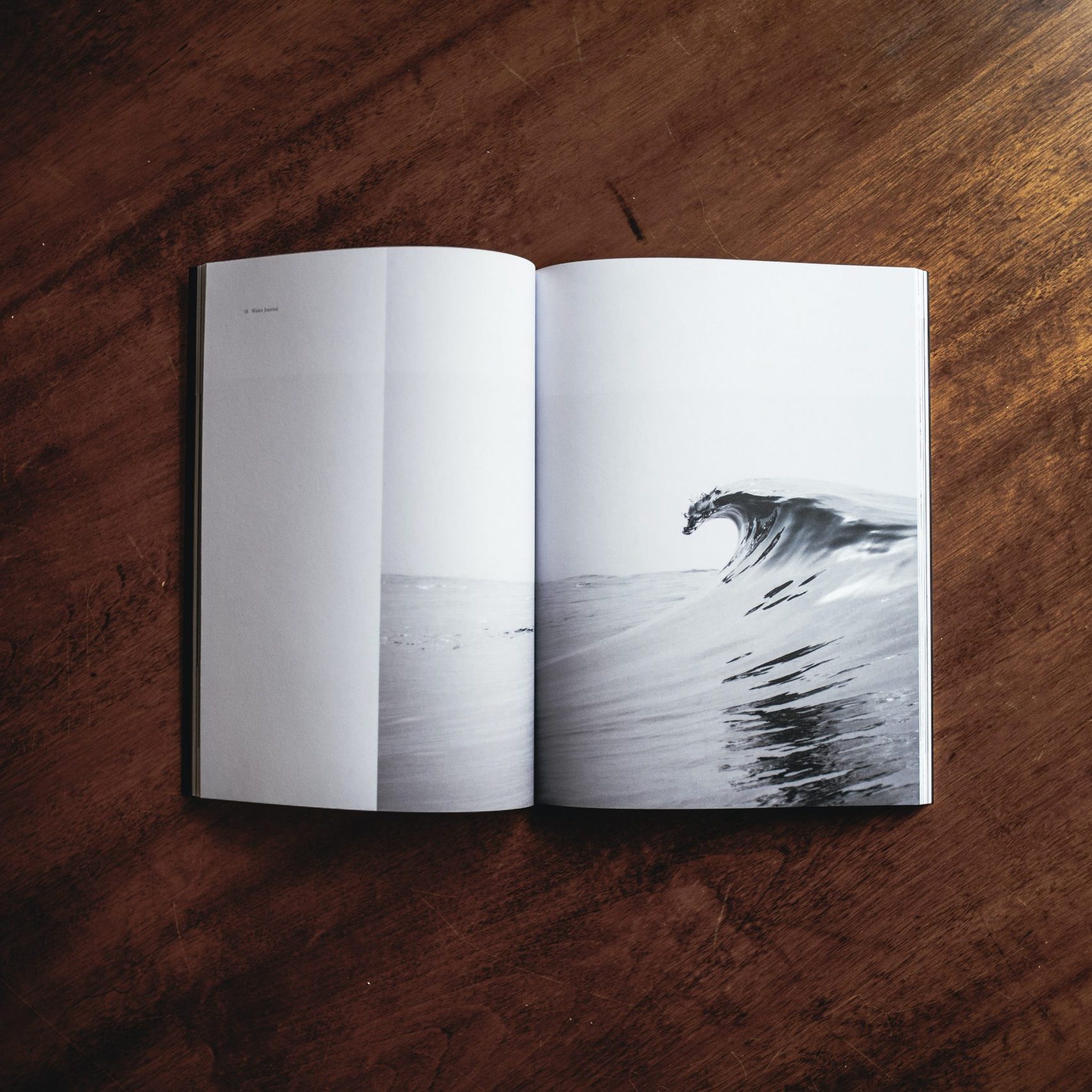安德鲁·奈尔- Unsplash波在一本书里的照片